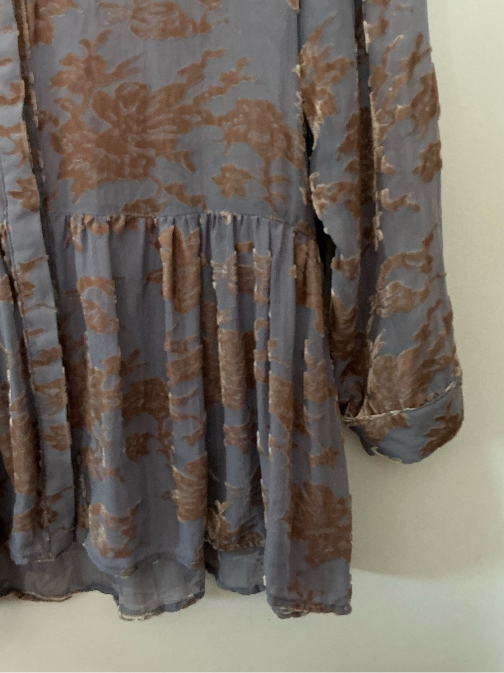 Sundance Dusty Lavender Grey and Tan Floral Burnout Button Front Top L - Picture 5 of 7